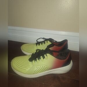 CROCS MENS 10 SNEEKERS